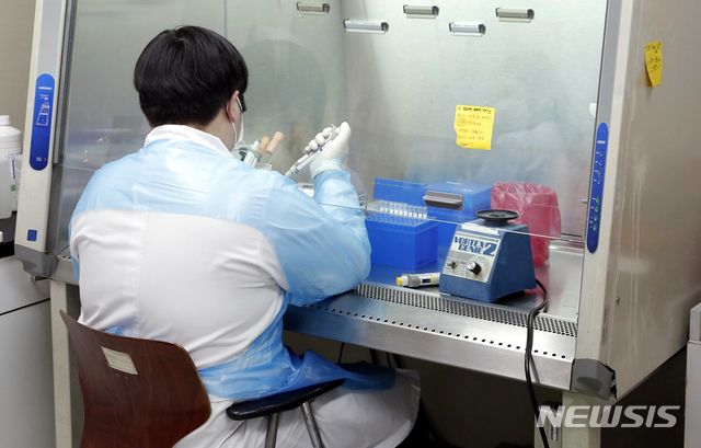 [광주=뉴시스] = 전남대학교병원 한 의료진이 신종 코로나바이러스 감염증(코로나19) 검사를 하고 있다. (사진=전남대학교병원 제공).photo@newsis.com