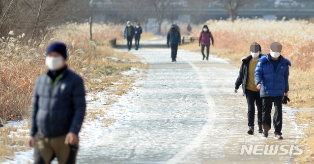 [전주=뉴시스] 김얼 기자 = 전주천변 산책로에서 시민들이 산책을 즐기고 있다. 