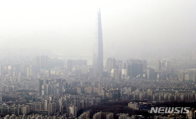 [광주(경기)=뉴시스]이윤청 기자 = 전국 대부분 지역에서 미세먼지 농도 '나쁨' 수준을 보인 13일 오후 경기 광주 남한산성에서 바라본 서울 시내가 뿌옇다. 2021.01.13. radiohead@newsis.com