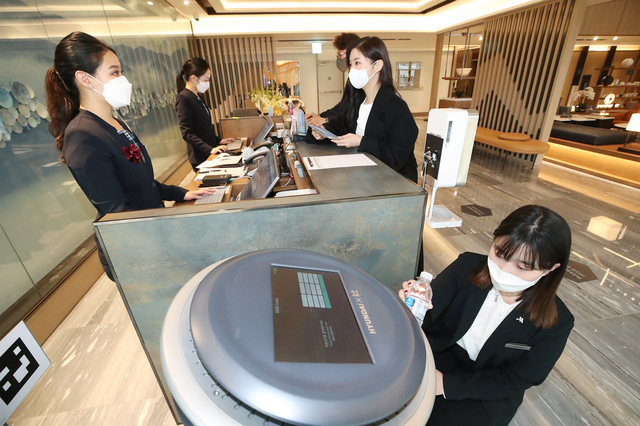 KT, 국내 35개 호텔에 인공지능 서비스 입힌다…'AI 호텔'