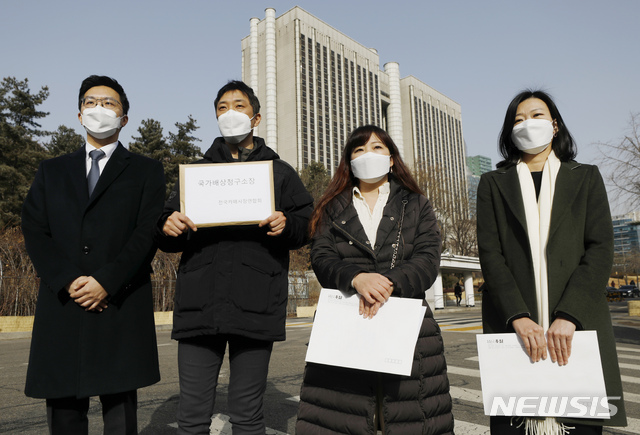 [서울=뉴시스]고승민 기자 = 전국카페사장연합회원들이 14일 서울중앙지방법원에 국가배상청구소장을 제출하기 전 기자회견을 하고 있다. 2021.01.14. kkssmm99@newsis.com