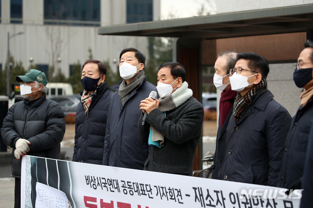 [서울=뉴시스]김선웅 기자 = 이재오 비상시국연대 공동대표가 15일 서울 송파구 동부구치소 앞에서 비상시국연대가 주최한 재소자 인권 보호 촉구 기자회견에서 발언하고 있다. 2021.01.15. mangusta@newsis.com