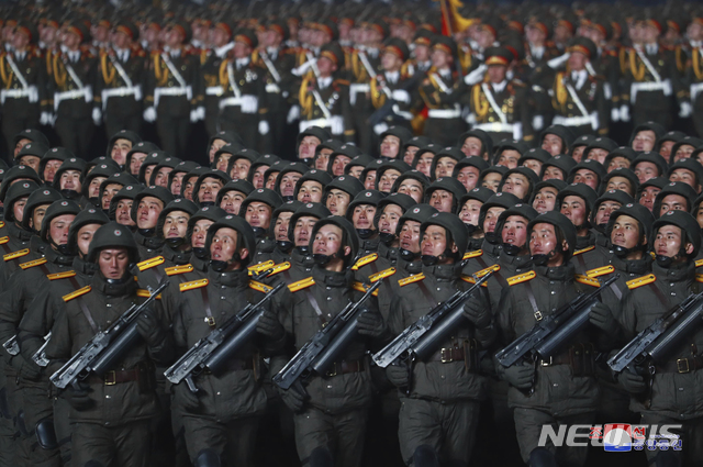 [평양=AP/뉴시스]지난 1월14일 평양 김일성 광장에서 제8차 당대회 기념 야간 열병식에서 북한 군인들이 행진하고 있다. 2021.01.15.