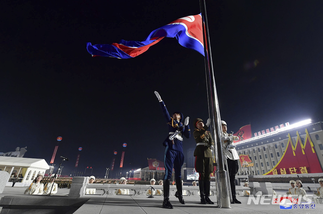 [평양=AP/뉴시스]지난 1월14일 북한군 기수들이 평양 김일성 광장에서 열린 제8차 당대회 기념 야간 열병식에서 북한기를 게양하고 있다. 2021.04.20.