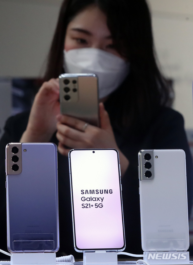 [서울=뉴시스]고승민 기자 = 삼성전자가 스마트폰 신모델 '갤럭시 S21' 시리즈를 공개한 15일 서울 광화문 KT에서 시민이 갤럭시 S21과 S21+를 체험하고 있다. 2021.01.15. kkssmm99@newsis.com
