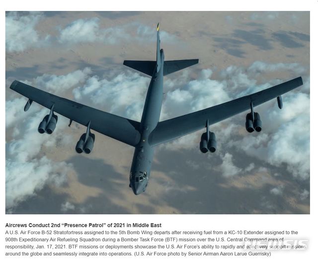 [서울=뉴시스] 미국이 17일(현지시간) 거리 전략 폭격기 B-52H를 동원해 이란에 무력 시위를 했다. 사진은 무력 시위 도중 공중 급유를 받고 있는 B-52H. (사진 = 미군 중부사령부 홈페이지 갈무리) 2021.01.18
