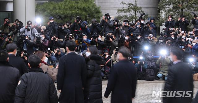 [서울=뉴시스]고승민 기자 = 국정농단 혐의로 재판을 받고 있는 이재용 삼성전자 부회장이 지난 1월18일 서울고등법원에서 열린 파기환송심 선고 공판에 출석하고 있다. 2021.01.18. kkssmm99@newsis.com