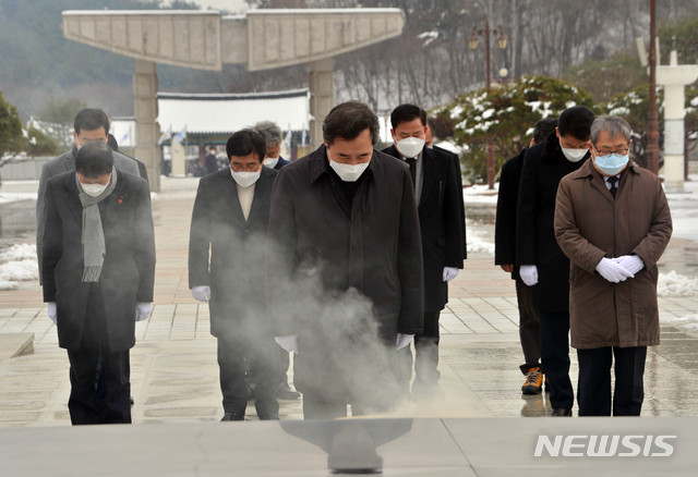 [광주=뉴시스] 변재훈 기자 = 이낙연 더불어민주당 대표가 18일 오후 광주 북구 운정동 국립 5·18민주묘지를 찾아 오월영령을 참배하고 있다. 2021.01.18. wisdom21@newsis.com