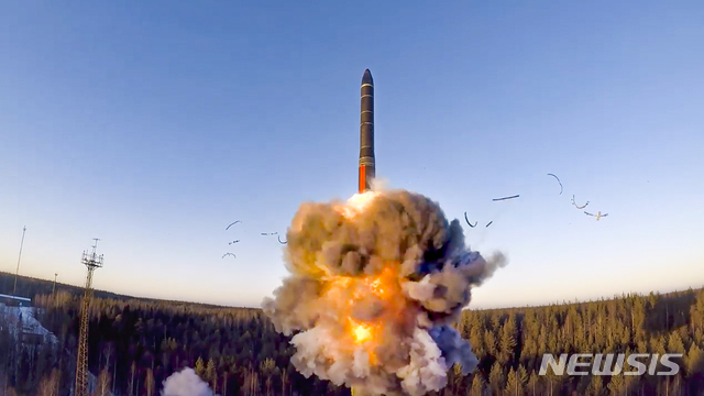  [AP/뉴시스] 2020년 12월9일 러시아 국방부가 배포한 사진으로 북서부 플레세츠크 기지에서 대륙간탄도미사일이 훈련 중 발사되고 있다. 2021. 1. 22.  