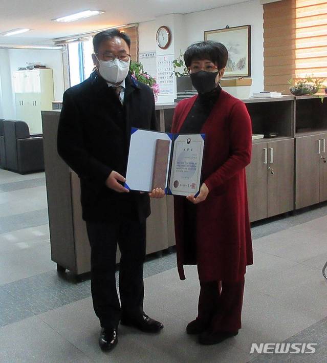 [전주=뉴시스]윤난슬 기자 = 전주교도소는 수형자의 취·창업 지원에 기여한 공로로 교정 참여 인사 윤태순씨가 법무부 장관 표창을 받았다고 19일 밝혔다. 