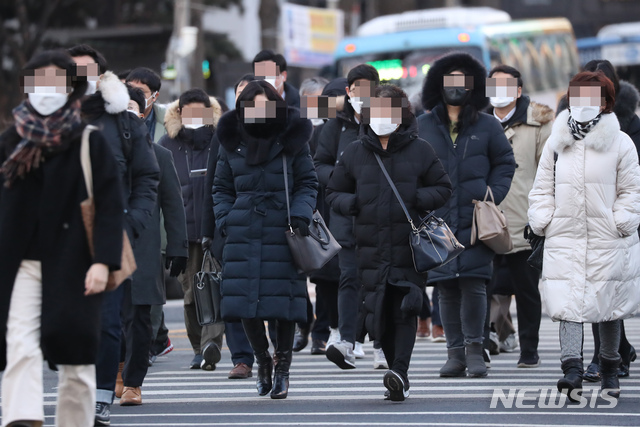 [서울=뉴시스]고승민 기자 = 서울 아침 최저기온이 영하 13도에 이르는 등 전국에 한파특보가 내려진 지난 19일 서울 광화문 사거리에서 옷을 두텁게 입은 시민들이 출근하고 있다. 2021.01.19. kkssmm99@newsis.com