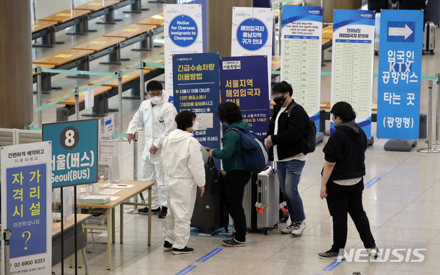 [인천공항=뉴시스]박미소 기자 = 국내에서 브라질발 코로나19 변이 바이러스 감염자가 확인된 19일 오전 인천국제공항 제1터미널 입국장에서 해외입국자들이 방역 관계자의 안내를 받고 있다. 2021.01.19. misocamera@newsis.com 