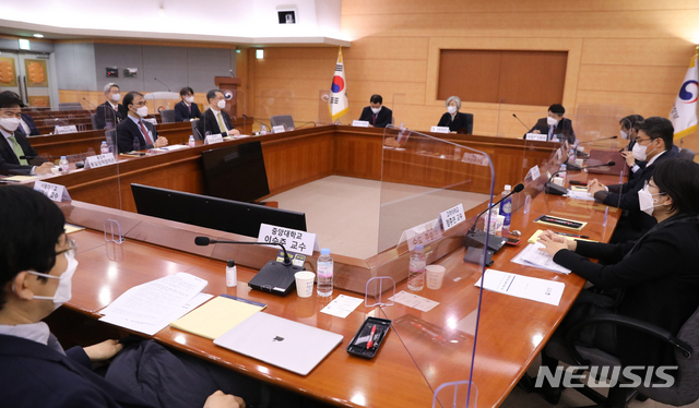 [서울=뉴시스]김명원 기자 = 강경화 외교부 장관이 19일 서울 종로구 외교부 국제회의실에서 열린 미국 신행정부 출범과 한미관계 발전 방향 회의에 참석해 발언하고 있다. 2021.01.19. kmx1105@newsis.com