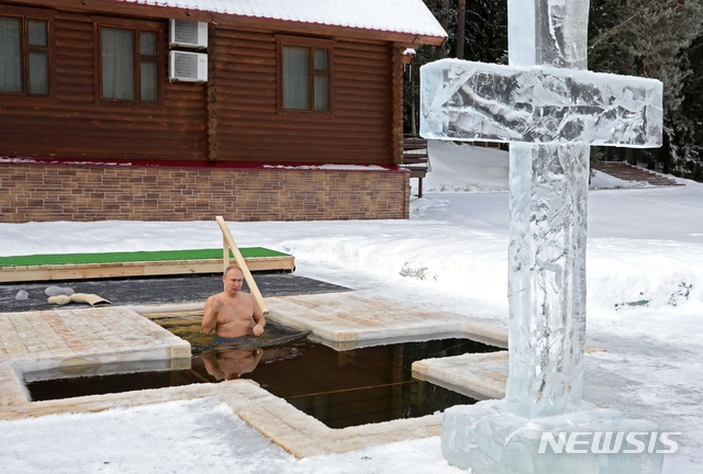 [모스크바=AP/뉴시스]블라디미르 푸틴 러시아 대통령이 19일(현지시간) 모스크바 외곽의 기온이 영하 20도까지 떨어진 가운데 공현대축일을 맞아 얼음물에 몸을 담그고 있다. 공현대축일에 성직자가 축복한 물은 이듬해 기념일까지 거룩하고 순수한 것으로 여겨지며, 사람들은 이 물이 특별한 보호와 치유의 힘을 갖고 있다고 믿는다. 러시아 정교회는 율리우스력에 따라 1월 19일에 공현대축일을 기념한다. 2021.01.19. 