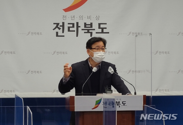 전북도청 브리핑룸에서 김용만 전북도 일자리경제본부장이 2021년 주요업무계획을 발표하고있다.