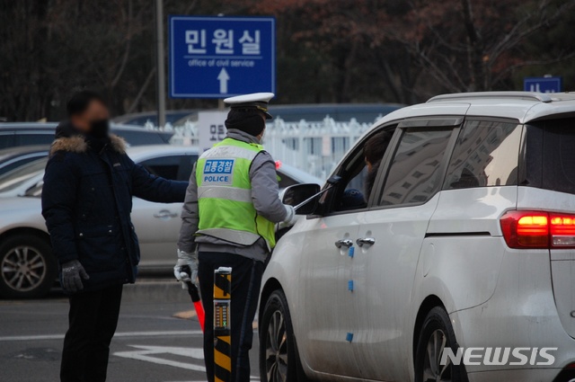 "소 잃고 외양간 고치나"…인천경찰, 경찰서 입구서 음주단속 