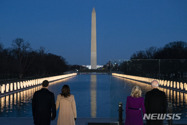 [워싱턴=AP/뉴시스]조 바이든(오른쪽) 대통령 당선인과 부인 질 바이든 여사가 19일(현지시간) 워싱턴D.C. 링컨기념관에서 카멀라 해리스(왼쪽 세 번째) 부통령 당선인과 남편 더그 엠호프와 함께 코로나19 희생자들을 추모하고 있다. 2021.01.20.