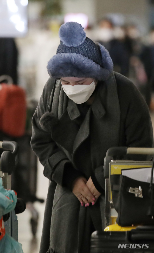 [인천공항=뉴시스]박미소 기자 = 향정신성 의약품을 투약했다 강제출국당한 방송인 에이미가 20일 오후 인천국제공항 제2터미널을 통해 귀국하고 있다. 2021.01.20. misocamera@newsis.com