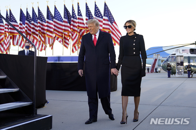 [메릴랜드=AP/뉴시스] 20일(현지시간) 도널드 트럼프 미국 대통령과 영부인 멜라니아 여사가 메릴랜드주 앤드루스 공군기지에서 열린 송별 행사에 참석한 모습. 2021.01.20. 