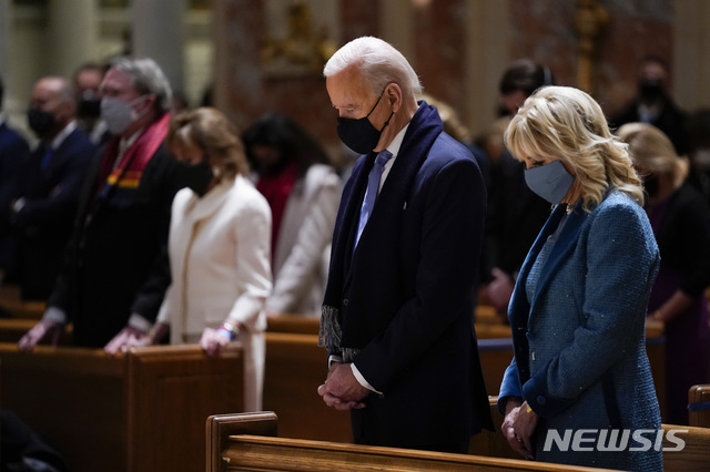 [워싱턴=AP/뉴시스]조 바이든 미국 대통령 당선인이 부인 질 바이든 여사와 함께 워싱턴DC에 있는 성 매슈 성당에서 열린 미사에 참석해 기도하고 있다. 2021.01.20.