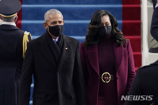 [워싱턴=AP/뉴시스]버락 오바마 전 미국 대통령과 부인 미셸 오바마