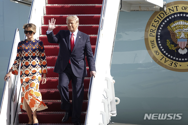 [웨스트팜비치=AP/뉴시스] 20일(현지시간) 도널드 트럼프 미국 대통령(오른쪽)과 부인 멜라니아 트럼프가 플로리다주 웨스트팜비치에 있는 팜비치 국제 공항에 도착한 모습. 2021.01.21. 