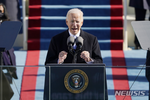 [워싱턴=AP/뉴시스]조 바이든 미국 대통령 20일(현지시간) 의회 의사당에서 취임사를 하고 있다. 2021.01.21.