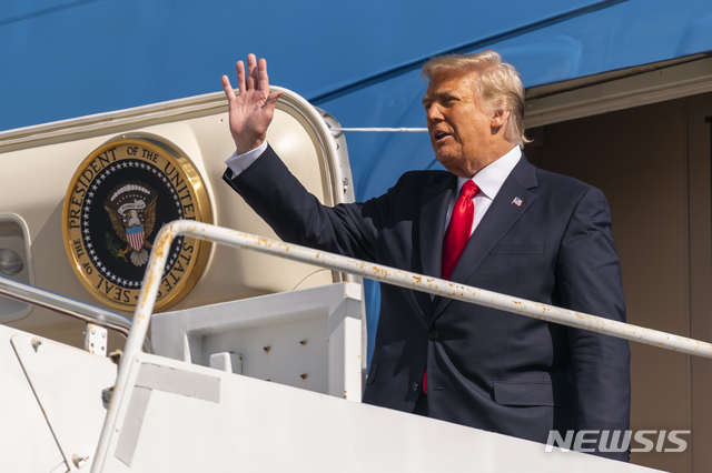 [웨스트팜비치=AP/뉴시스]도널드 트럼프 전 미국 대통령이 지난 20일 플로리다주 웨스트팜비치의 팜비치 국제공항에 도착해 전용기 에어포스원에서 내리며 손을 흔들고 있다. 2021.01.23.