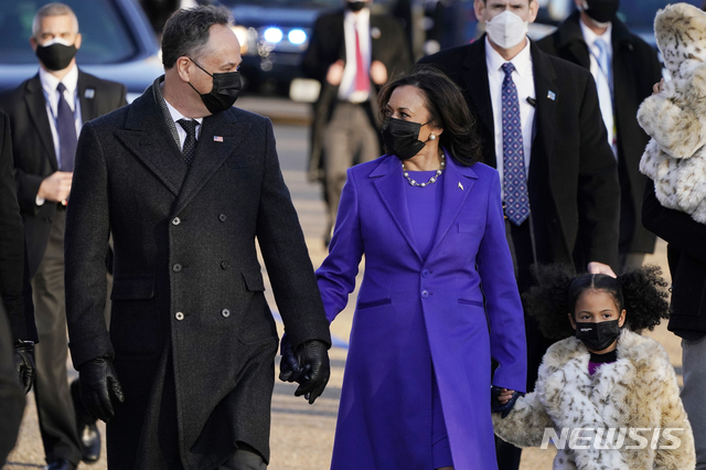 [워싱턴=AP/뉴시스]카멀라 해리스 미국 부통령이 지난 20일 남편 더그 엠호프와 가족의 손을 잡고 백악관을 향해 걸어가고 있다. 2021.01.22.