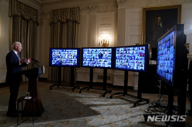 [워싱턴=AP/뉴시스] 조 바이든 미국 대통령이 20일(현지시간) 미국 백악관 만찬장에서 새 행정부의 각료 지명자들과 화상으로 대화를 하고 있다. 2021.01.21.
