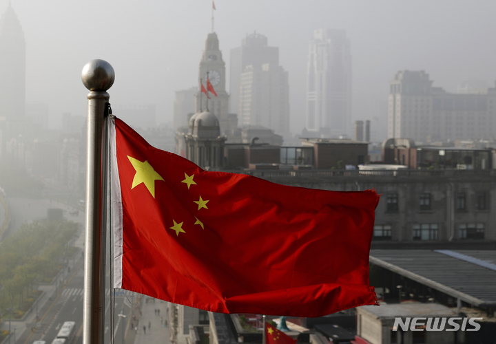 [상하이=AP/뉴시스] 2016년 4월14일(현지시간) 중국 상하이 고층 건물을 뒤로 한 채 중국 국기가 펄럭이고 있다. 2021.04.01.