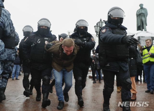 [모스크바=AP/뉴시스] 23일(현지시간) 모스크바에서 러시아 야권 지도자 알렉세이 나발니의 석방을 촉구하던 시위대가 경찰에 연행되고 있다. 2021.1.23.