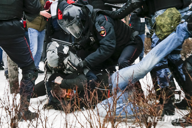 [모스크바=AP/뉴시스]러시아 경찰들이 23일(현지시간) 눈 쌓인 모스크바 푸시긴 광장에서 야당 지도자 알렉세이 나발니의 석방을 촉구하는 시위에 참여한 시위자를 체포하고 있다. 체포되는 시위자의 얼굴은 피투성이이다. 이날 영하 50도의 강추위 속에 러시아 전역 주요 도시들에서 나발니 석방을 촉구하는 시위가 벌어졌으며 3454명의 시위자가 경찰에 체포됐다. 나발니의 아내 율리아도 체포됐다. 2021.1.24