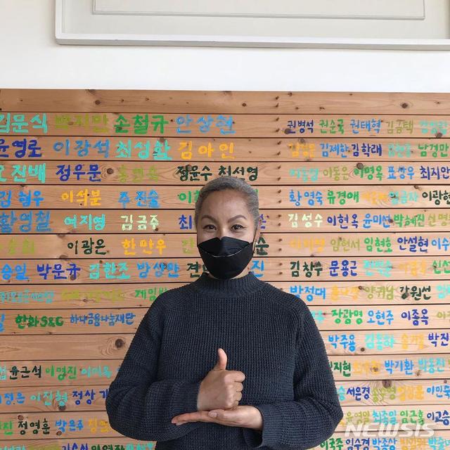 [서울=뉴시스] SBO 한스타여자연예인야구단 단장을 맡은 가수 인순이. (사진=SBO 제공)