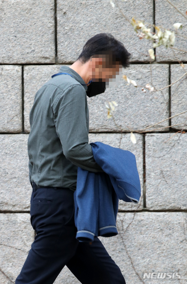 [서울=뉴시스]고범준 기자 = 포근한 날씨가 이어지고 있는 25일 오후 서울 청계천에 시민들이 겉옷을 벗고 산책을 하고 있다. 2021.01.25. bjko@newsis.com