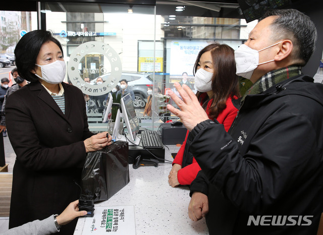 [서울=뉴시스]국회사진기자단 = 서울시장 보궐선거에 출마를 선언한 박영선 전 중소벤처기업부 장관이 25일 오전 서울 동작구 미래형 동네 슈퍼 시범사업 ‘스마트슈퍼 1호점-형제슈퍼’에 방문해 점주의 의견을 듣고 있다. 2021.01.25. photo@newsis.com 