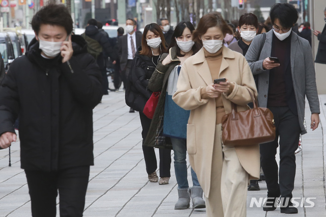[도쿄=AP/뉴시스]26일 일본 도쿄 긴자 거리를 신종 코로나바이러스 감염증(코로나19) 감염 예방을 위해 마스크를 착용한 시민들이 걷고 있다. 이날 도쿄에서는 사흘 만에 일일 신규 확진자 수가 다시 1000명을 넘었다. 2021.01.26.