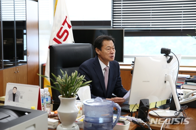 [대전=뉴시스] 12일 열린 신임교수 온라인 워크숍에서 김이환 UST 총장이 환영인사를 하고 있다.