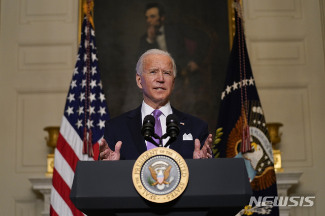 [워싱턴=AP/뉴시스] 조 바이든 미국 대통령이 지난 26일 백악관 만찬장에서 신종 코로나바이러스 감염증(코로나19) 브리핑을 하고 있다. 2021.01.28.
