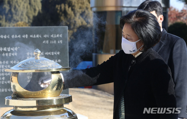 [서울=뉴시스]국회사진기자단 = 더불어민주당의 서울시장 주자인 박영선 전 중소벤처기업부 장관이 27일 오전 서울 동작구 국립서울현충원 고 김대중 전 대통령 묘소를 찾아 참배하고 있다. 2021.01.27. photo@newsis.com