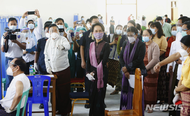 [네피도=AP/뉴시스] 27일 미얀마 수도에서 미얀마 지도자 아웅산 수지가 일선 의료진 대상 첫 코로나 19 백신 접종을 참관하고 있다. 이 백신은 인도가 제공한 것이며 수지도 28일 주사를 맞는다