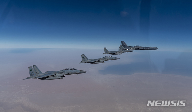 [두바이/AP=뉴시스] 미군의 전략폭격기 B-52가 27일(현지시간) 중동에서 임무 수행 중인 사우디아라비아 왕립 공군 F-15전투기와 함께 비행하고 있다. (사진제공: 미군)2021.01.28.