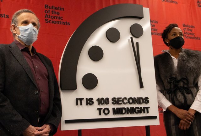 [서울=뉴시스]미국 핵과학자회보(BAS)가 27일(현지시간) 올해 '운명의 날 시계'(Doomsday Clock)가 자정까지 100초 남았다고 발표했다. (출처: BAS 트위터) 2021.1.28.