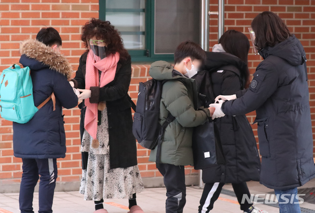 [서울=뉴시스]고승민 기자 = 교육부가 신학기를 한달여 앞두고 유치원부터 고등학교까지 학년별 등교방식을 담은 학사운영지원방안을 발표할 것으로 알려진 28일 서울의 한 초등학교에서 학생들이 등교하고 있다. 학사운영지원방안에는 사회적 거리두기 단계별 등교원칙과 밀집도 예외조치의 변화가 예상된다. 2021.01.28. kkssmm99@newsis.com