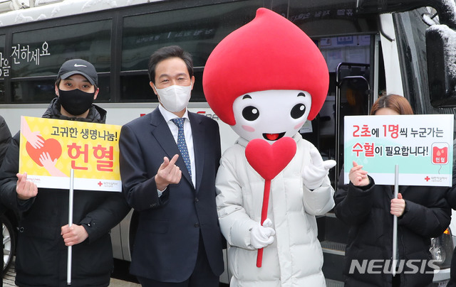 [서울=뉴시스]국회사진기자단 = 서울시장 보궐선거에 출마한 우상호 더불어민주당 의원이 28일 오전 서울 여의도 대산빌딩앞 대한적십자사 헌혈 버스앞에서 대학생들과 헌혈 캠페인을 하고 있다. 2021.01.28. photo@newsis.com