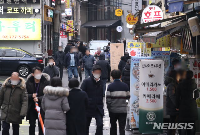 [서울=뉴시스]고승민 기자 = 28일 서울 무교동 식당가에 직장인들이 이동하고 있다. 정부는 대전, 광주, 부산 등 집단감염이 일어나면서 확진세가 증가하자 거리두기 조정안 및 방역조처를 29일에서 이번 주말로 미루어 발표할 예정이다. 2021.01.28. kkssmm99@newsis.com