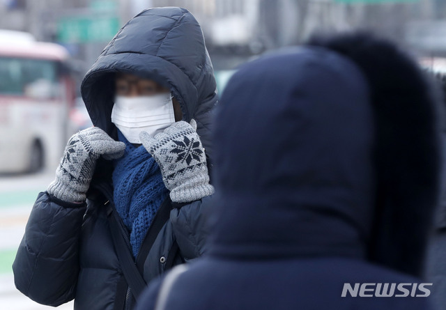 [서울=뉴시스]홍효식 기자 = 서울 아침 기온이 영하 12도까지 떨어지며 강추위가 찾아온 지난달 29일 오전 서울 종로구 광화문 사거리에서 시민들이 출근길 발걸음을 재촉하고 있다. 2021.01.29. yesphoto@newsis.com