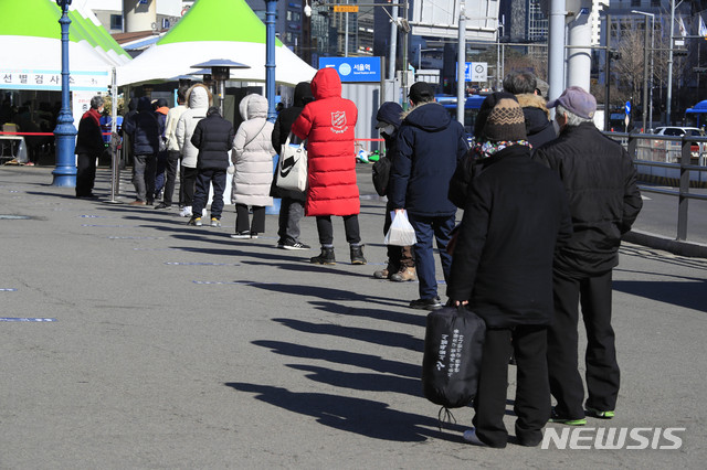 [서울=뉴시스] 박민석 기자 = 하루 신종 코로나바이러스 감염증(코로나19) 신규 확진자가 469명으로 집계된 29일 오후 서울역 광장에 설치된 중구 코로나19 임시선별검사소에서 시민들이 코로나19 검사를 받기 위해 줄을 서 있다. 2021.01.29. mspark@newsis.com