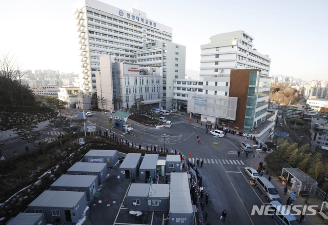 [서울=뉴시스]고승민 기자 = 29일 코로나19 23명 집단감염이 발생한 서울 한양대병원을 찾은 시민들이 선별진료소에서 검사를 기다리고 있다. 2021.01.29. kkssmm99@newsis.com