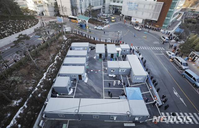 [서울=뉴시스]고승민 기자 = 29일 신종 코로나바이러스 감염증(코로나19) 집단감염이 발생한 서울 한양대병원을 찾은 시민들이 선별진료소에서 검사를 기다리고 있다. 2021.01.29. kkssmm99@newsis.com